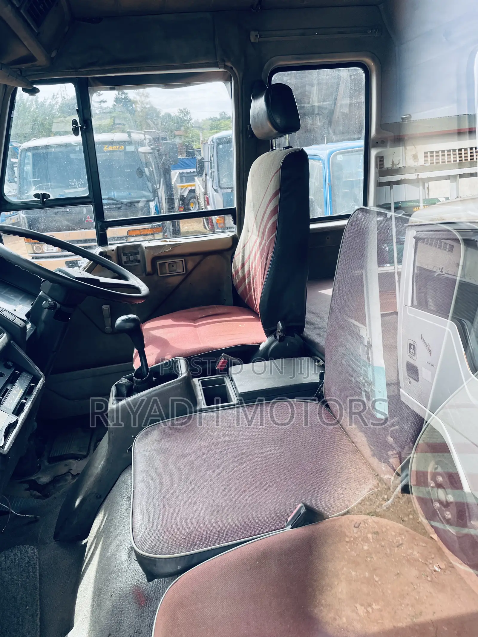 Fuso Truck Ordinary With Black Top