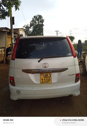 Toyota ISIS 2010 White