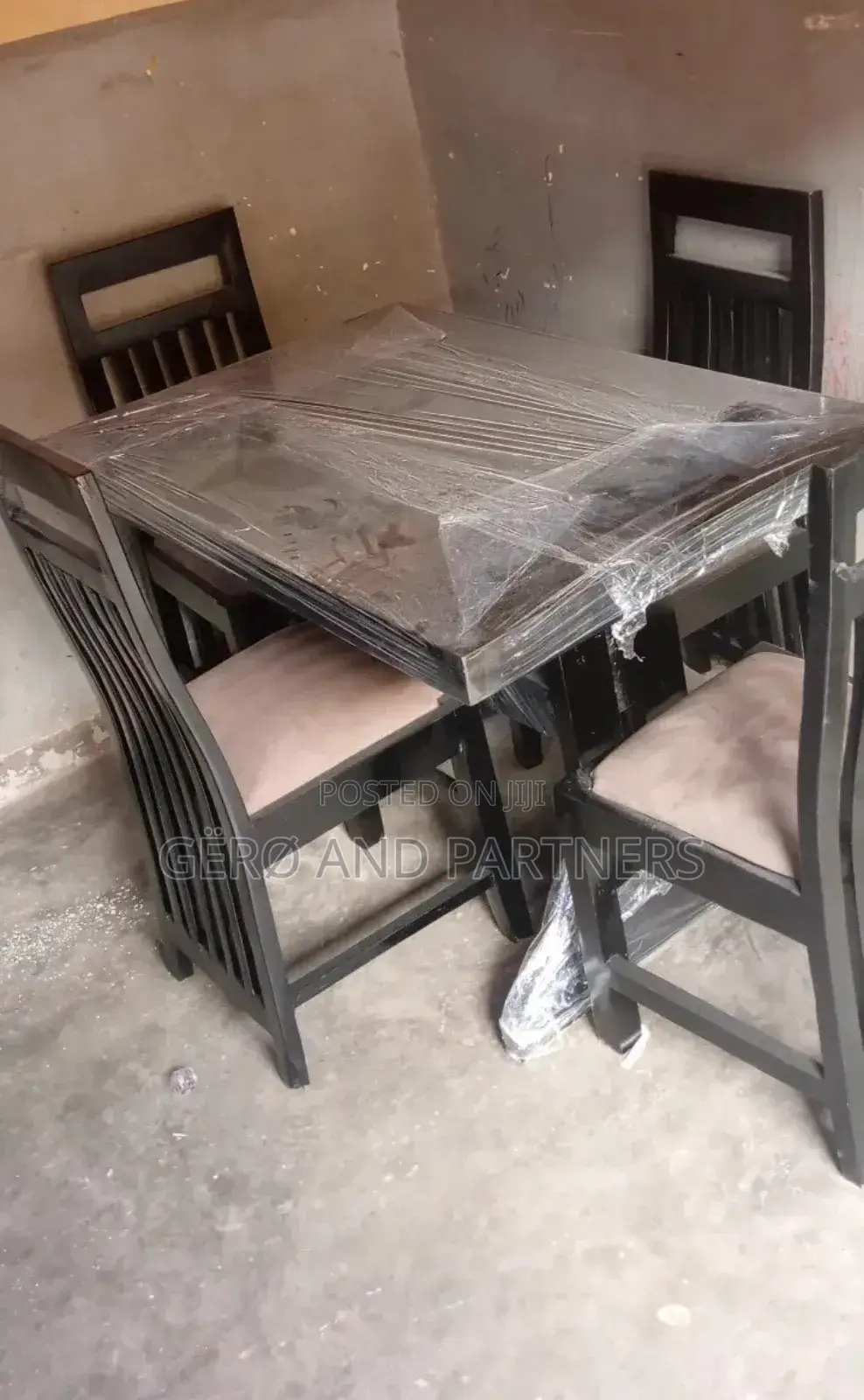 Urgent 4 Seater Dining Table