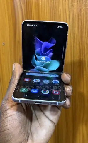 Photo - Samsung Galaxy Z Flip 3 128 GB Purple