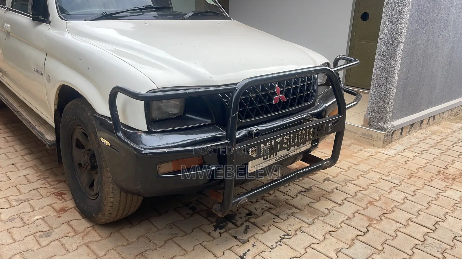 Mitsubishi L200 Double Cab 2.4 4WD 2000 White