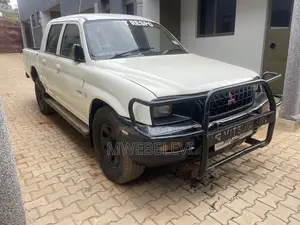 Photo - Mitsubishi L200 Double Cab 2.4 4WD 2000 White