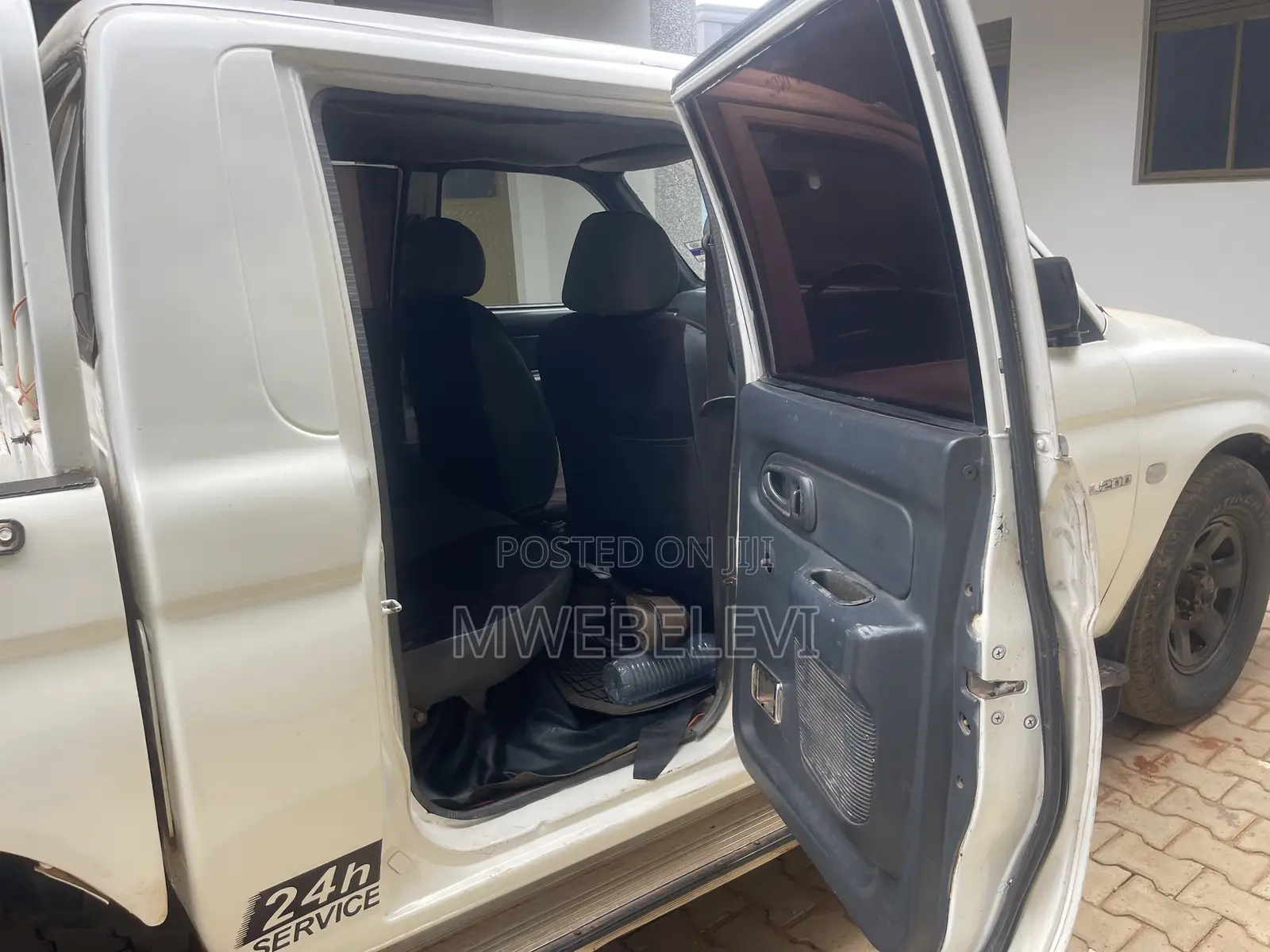 Mitsubishi L200 Double Cab 2.4 4WD 2000 White