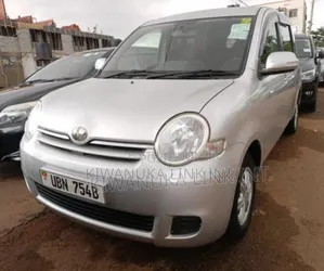 Photo - Toyota Sienta 1.5 FWD 2008 Silver