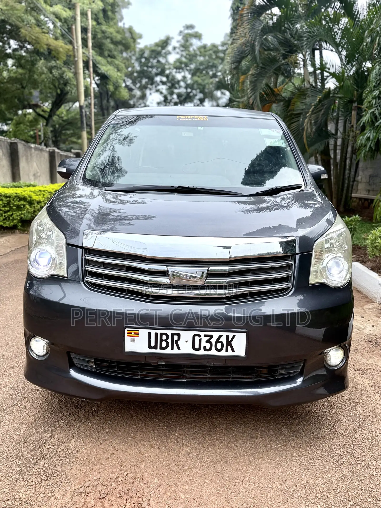 Toyota Noah 2.0 143hp AWD (8 Seater) 2011 Gray
