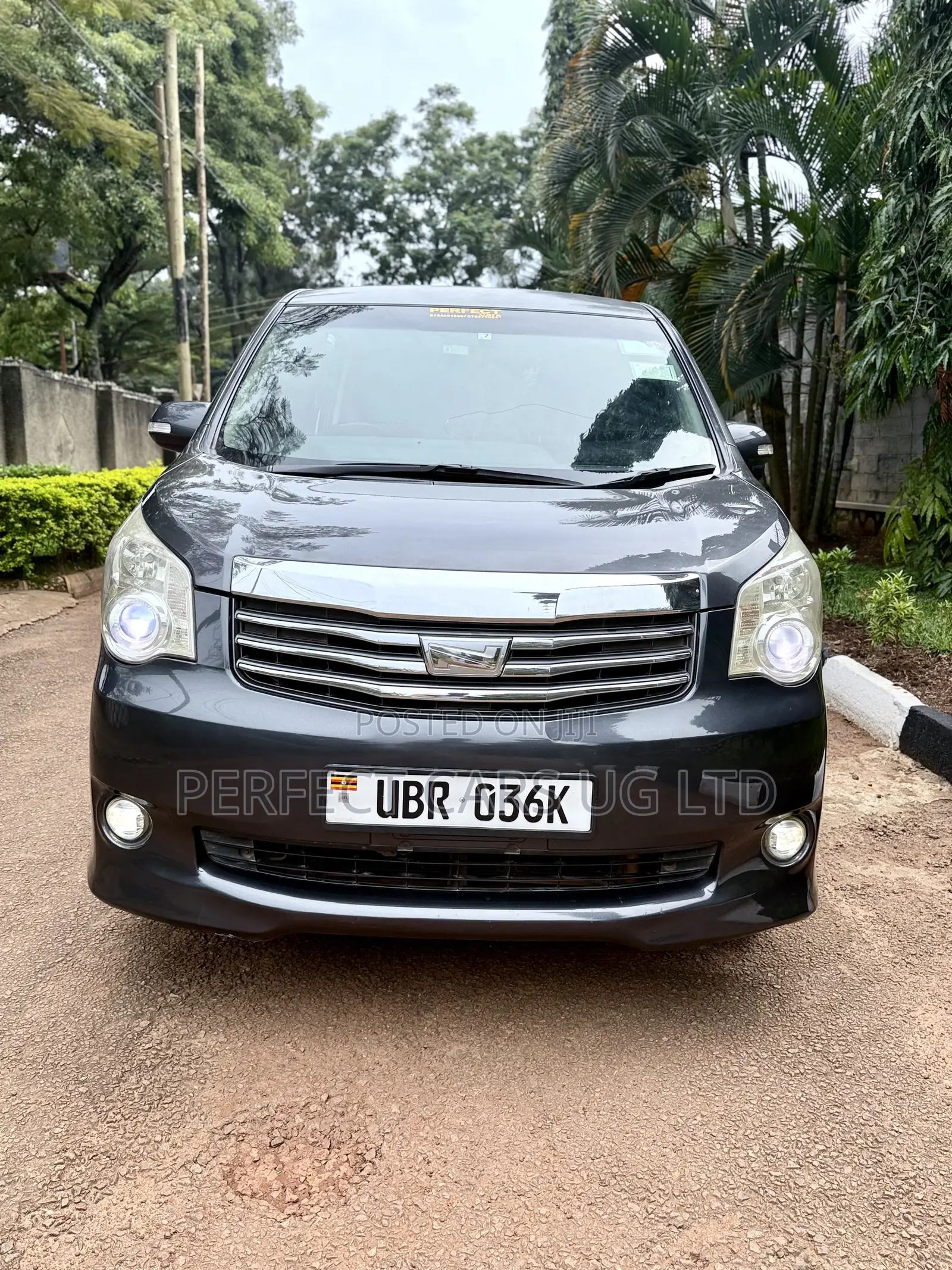 Toyota Noah 2.0 143hp AWD (8 Seater) 2011 Gray