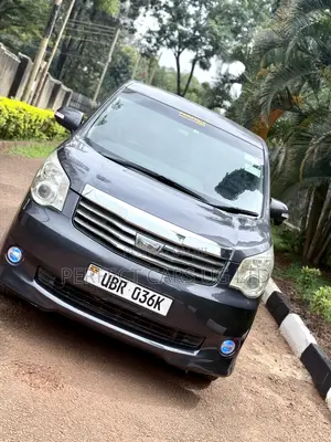 Toyota Noah 2.0 143hp AWD (8 Seater) 2011 Gray