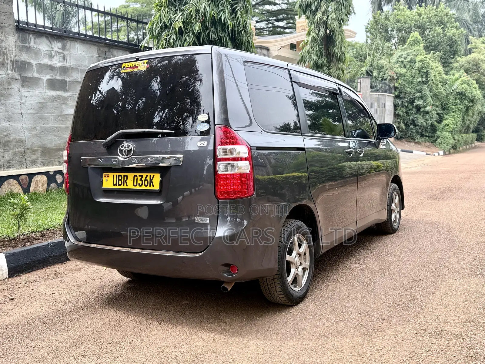 Toyota Noah 2.0 143hp AWD (8 Seater) 2011 Gray