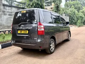 Toyota Noah 2.0 143hp AWD (8 Seater) 2011 Gray