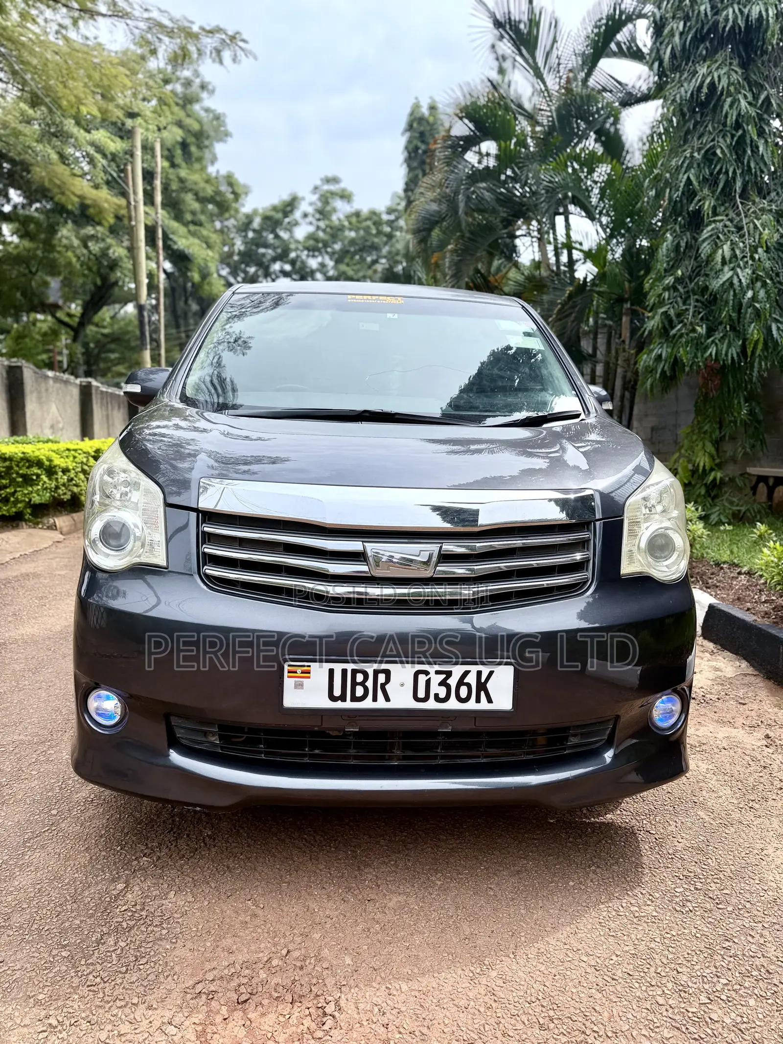Toyota Noah 2.0 143hp AWD (8 Seater) 2011 Gray