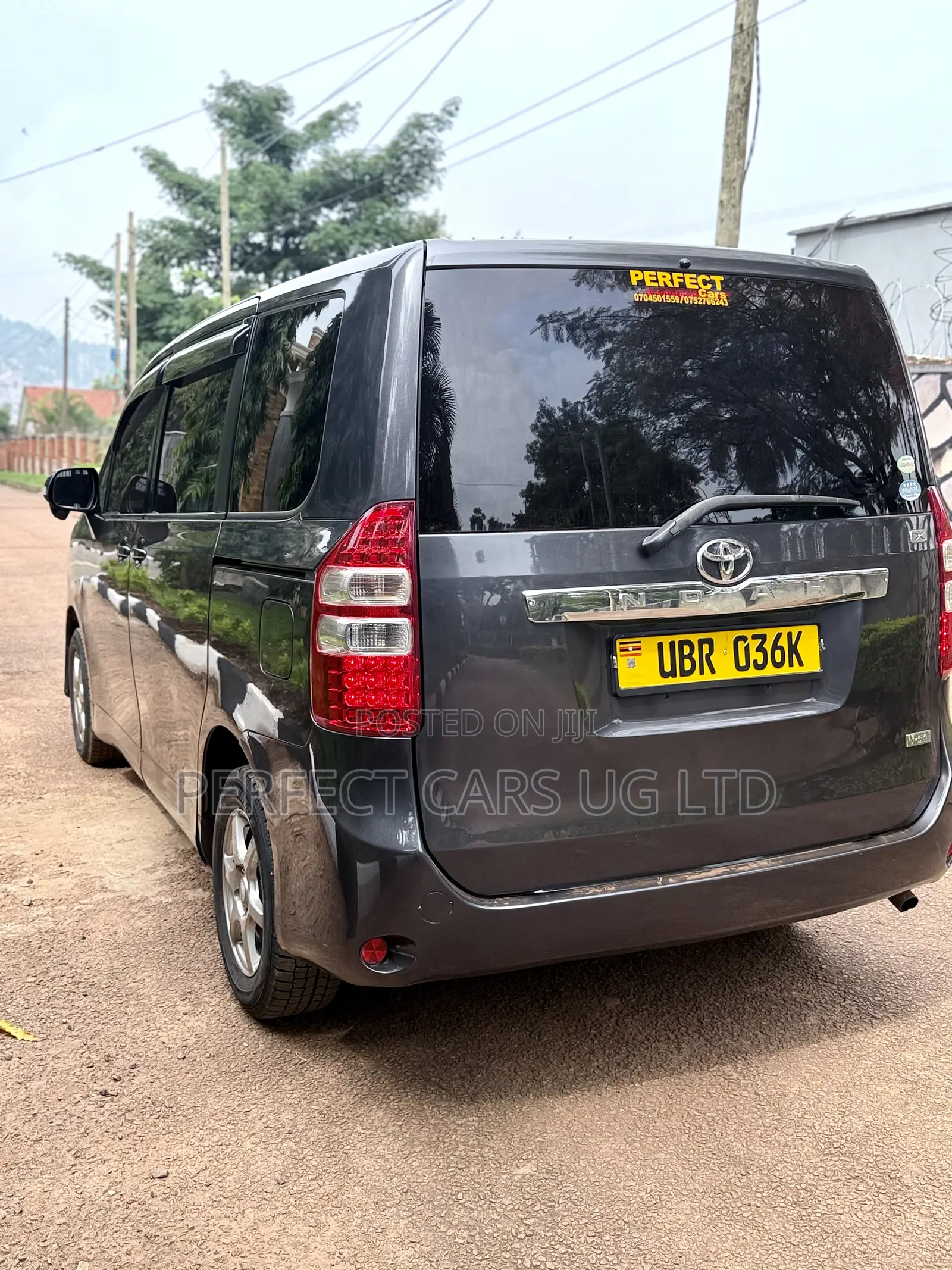 Toyota Noah 2.0 143hp AWD (8 Seater) 2011 Gray
