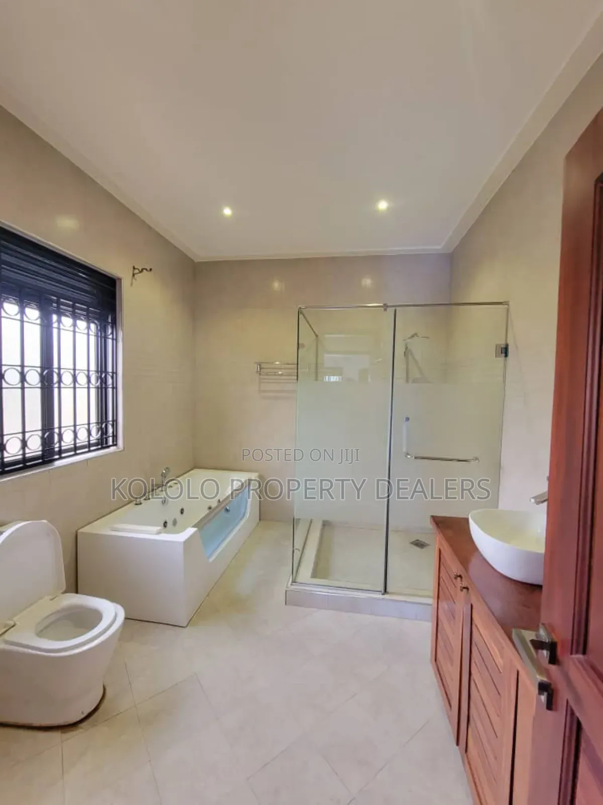 5bdrm Mansion in Bunga, Central Division for sale