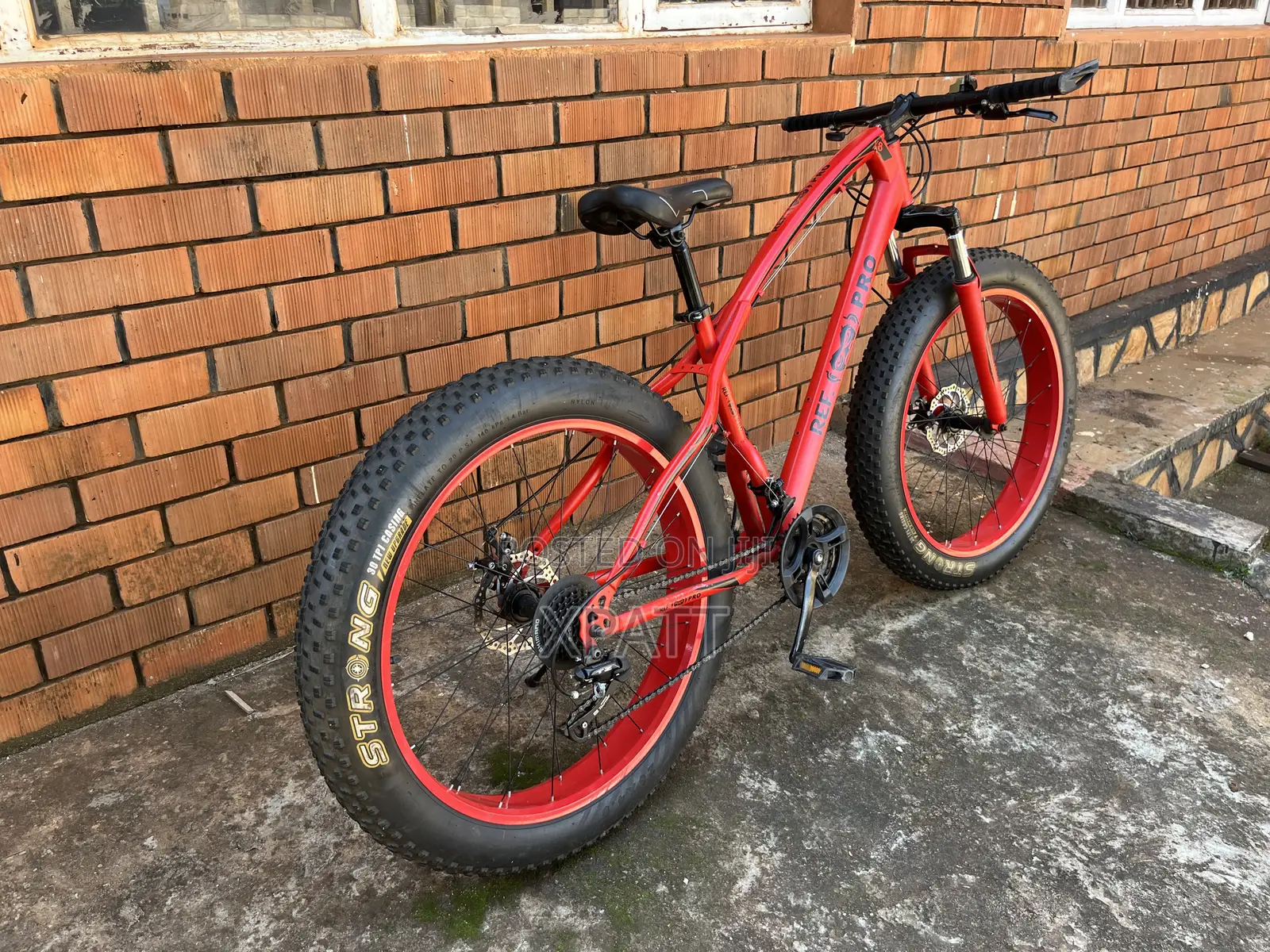 Sports Bike With Big Tyre