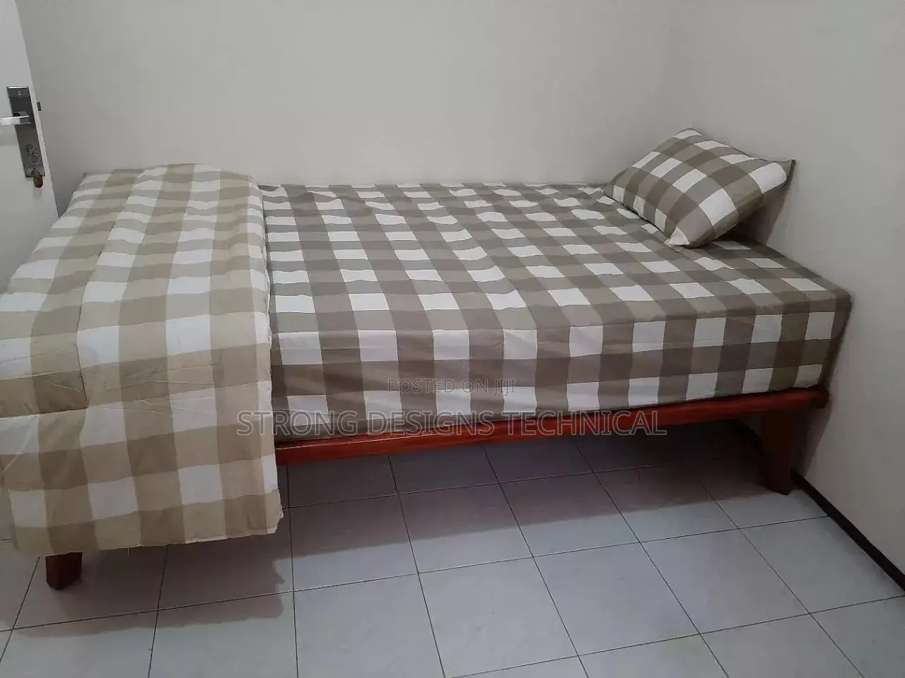 4* 6 Ft Wooden Bed. (34 Cm Height).