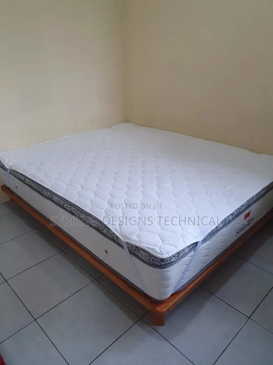 5 by 6 Ft 17cm Height Queen Size Bed.