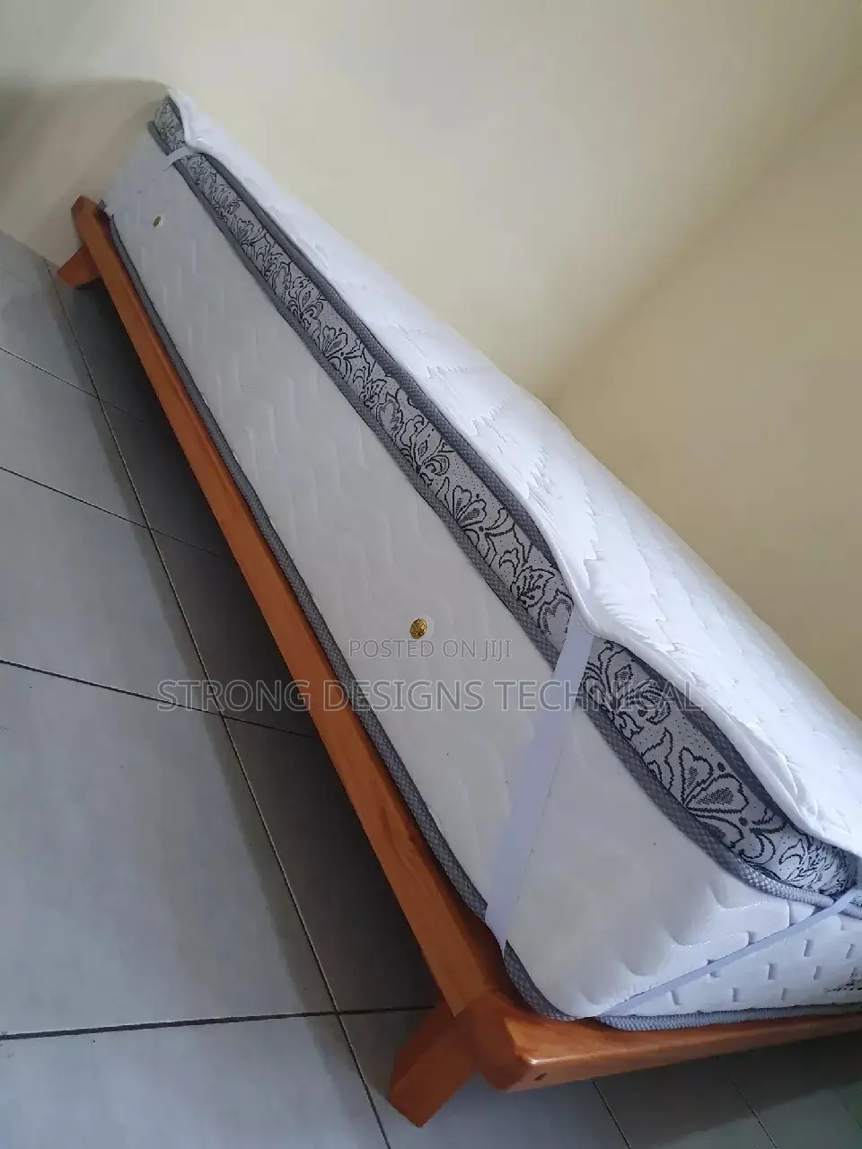 5 by 6 Ft 17cm Height Queen Size Bed.