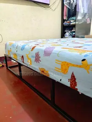 5 X 6 Ft Metal Queen Size Bed.