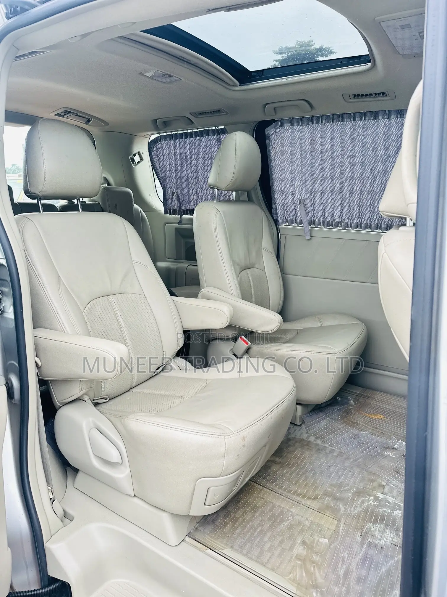 Toyota Noah 2.0 143hp AWD (7 Seater) 2013 Silver