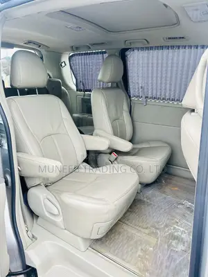 Toyota Noah 2.0 143hp AWD (7 Seater) 2013 Silver