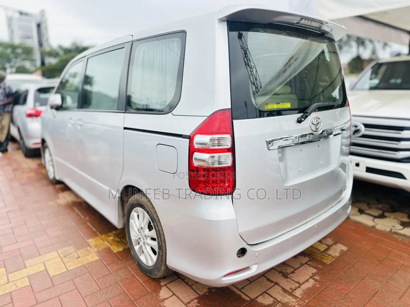 Toyota Noah 2.0 143hp AWD (7 Seater) 2013 Silver