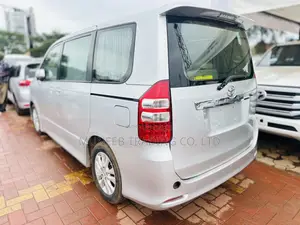 Toyota Noah 2.0 143hp AWD (7 Seater) 2013 Silver