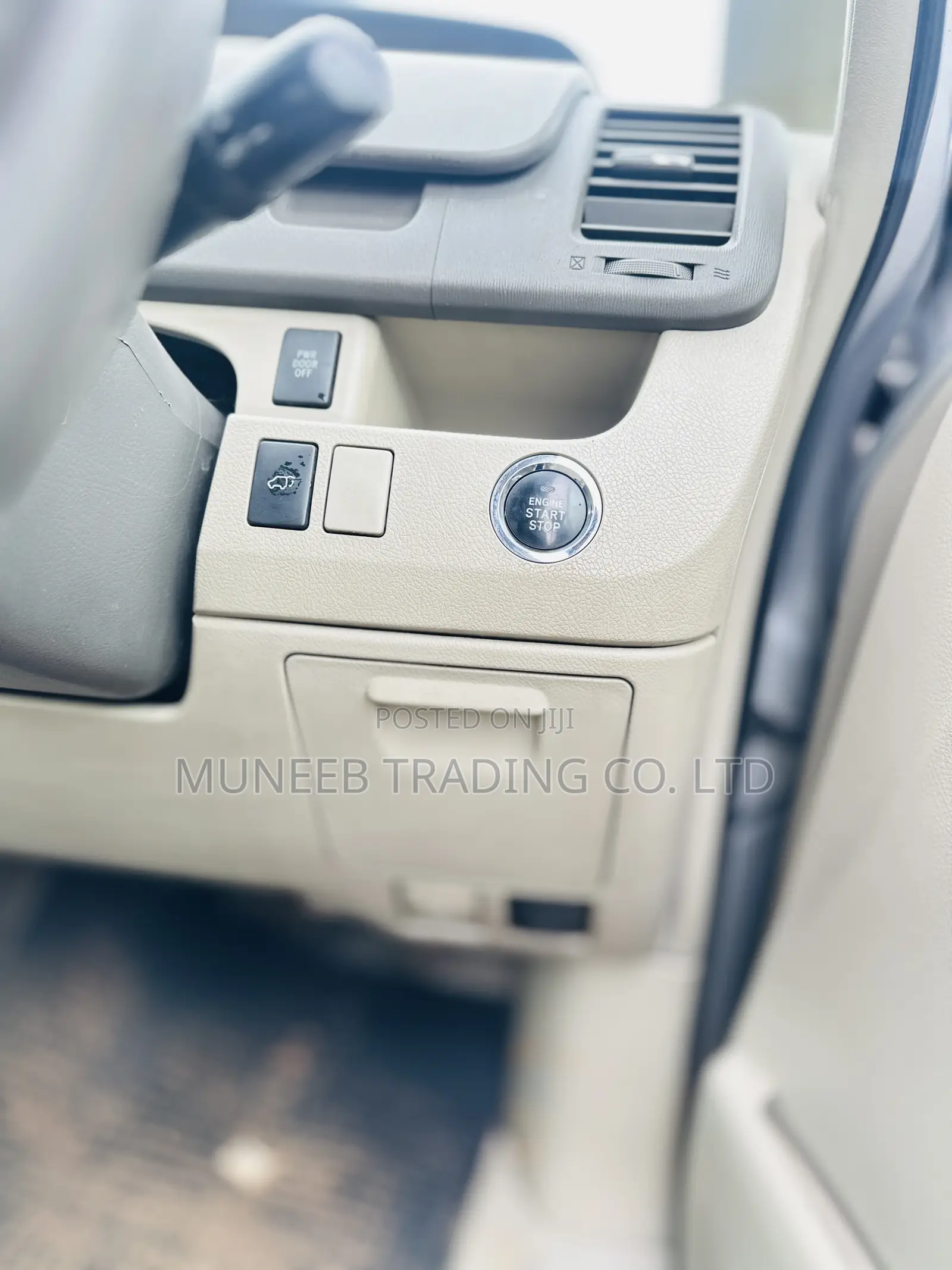 Toyota Noah 2.0 143hp AWD (7 Seater) 2013 Silver