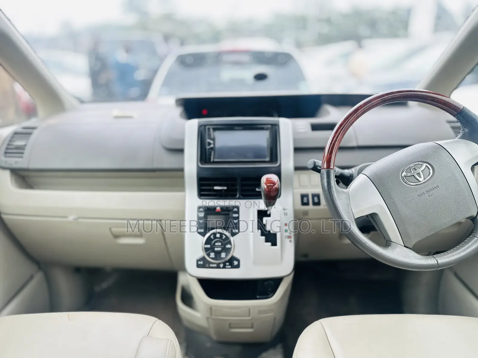Toyota Noah 2.0 143hp AWD (7 Seater) 2013 Silver