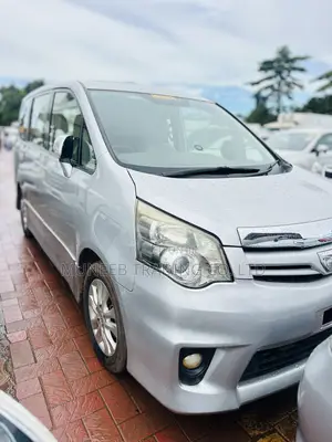 Toyota Noah 2.0 143hp AWD (7 Seater) 2013 Silver