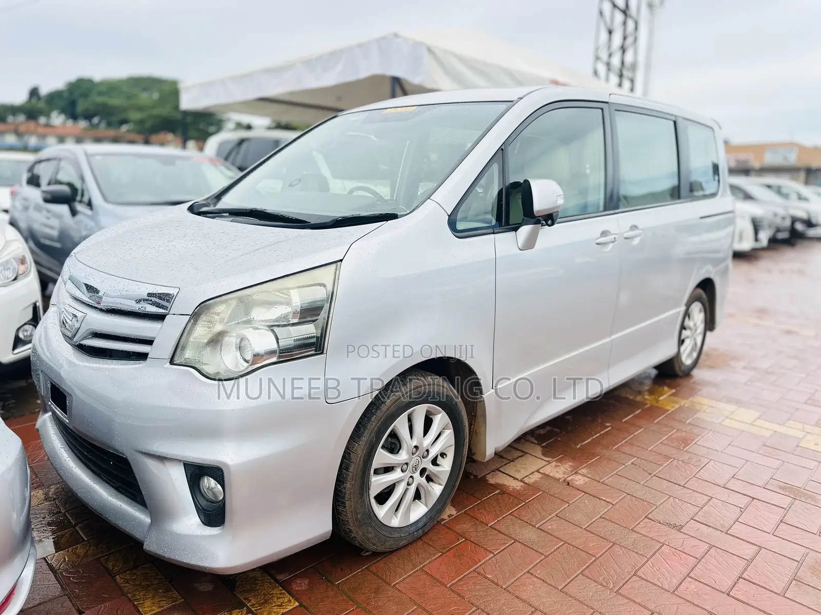 Toyota Noah 2.0 143hp AWD (7 Seater) 2013 Silver