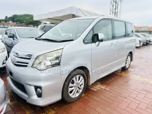 Toyota Noah 2.0 143hp AWD (7 Seater) 2013 Silver