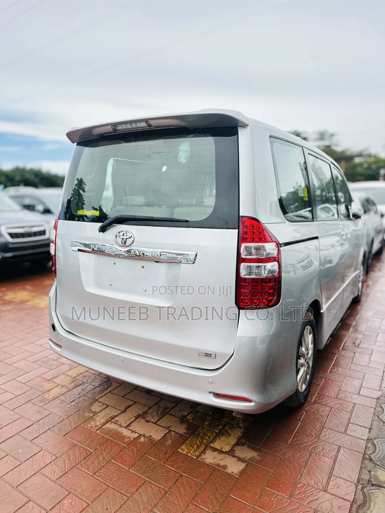 Toyota Noah 2.0 143hp AWD (7 Seater) 2013 Silver