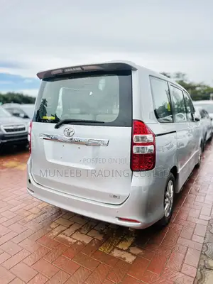 Toyota Noah 2.0 143hp AWD (7 Seater) 2013 Silver