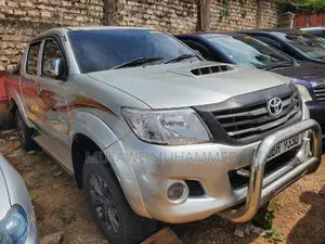 Photo - Toyota Hilux 2010 Silver