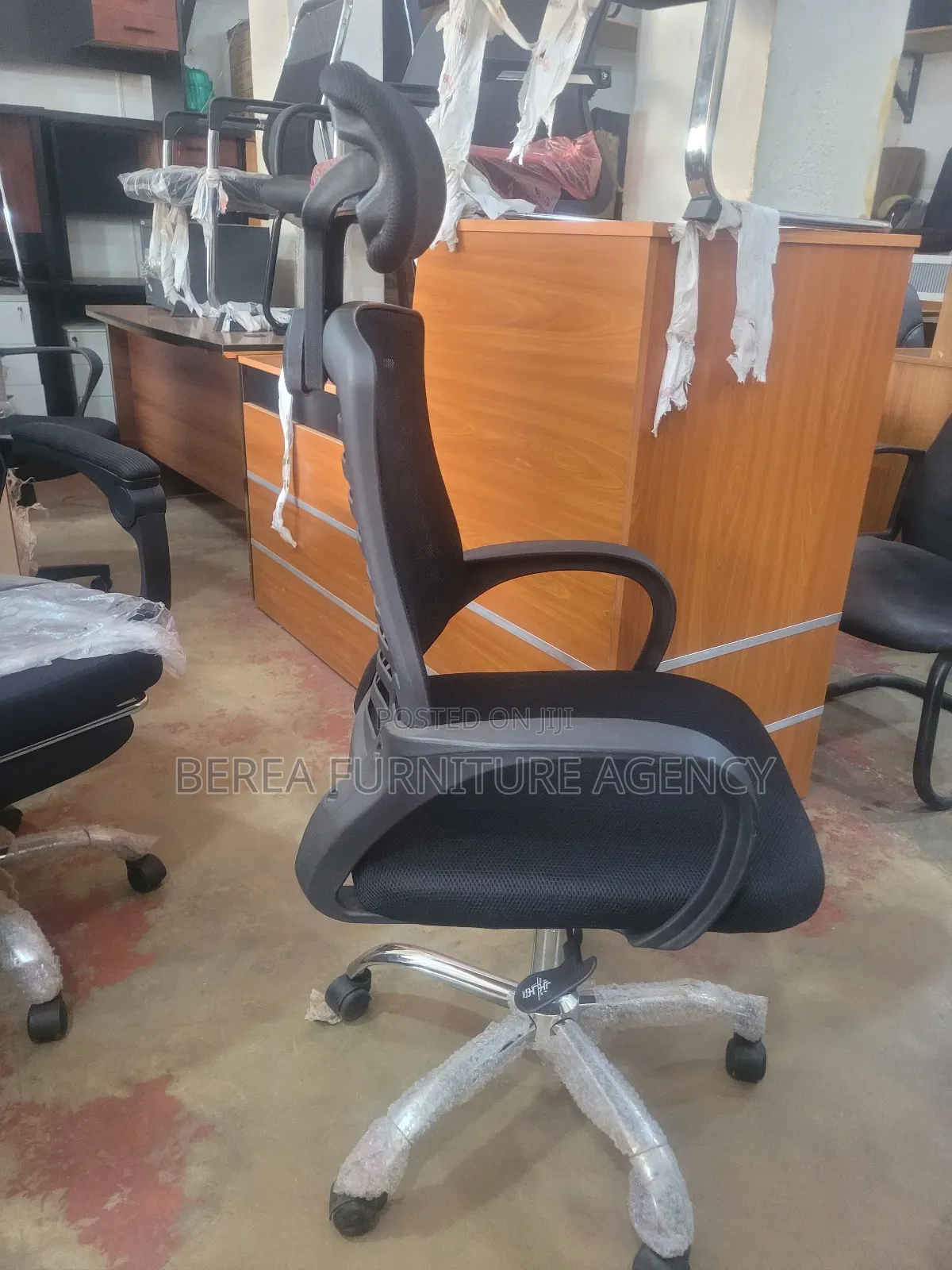 Brand New Mesh Swiveling Office Chair With Headrest