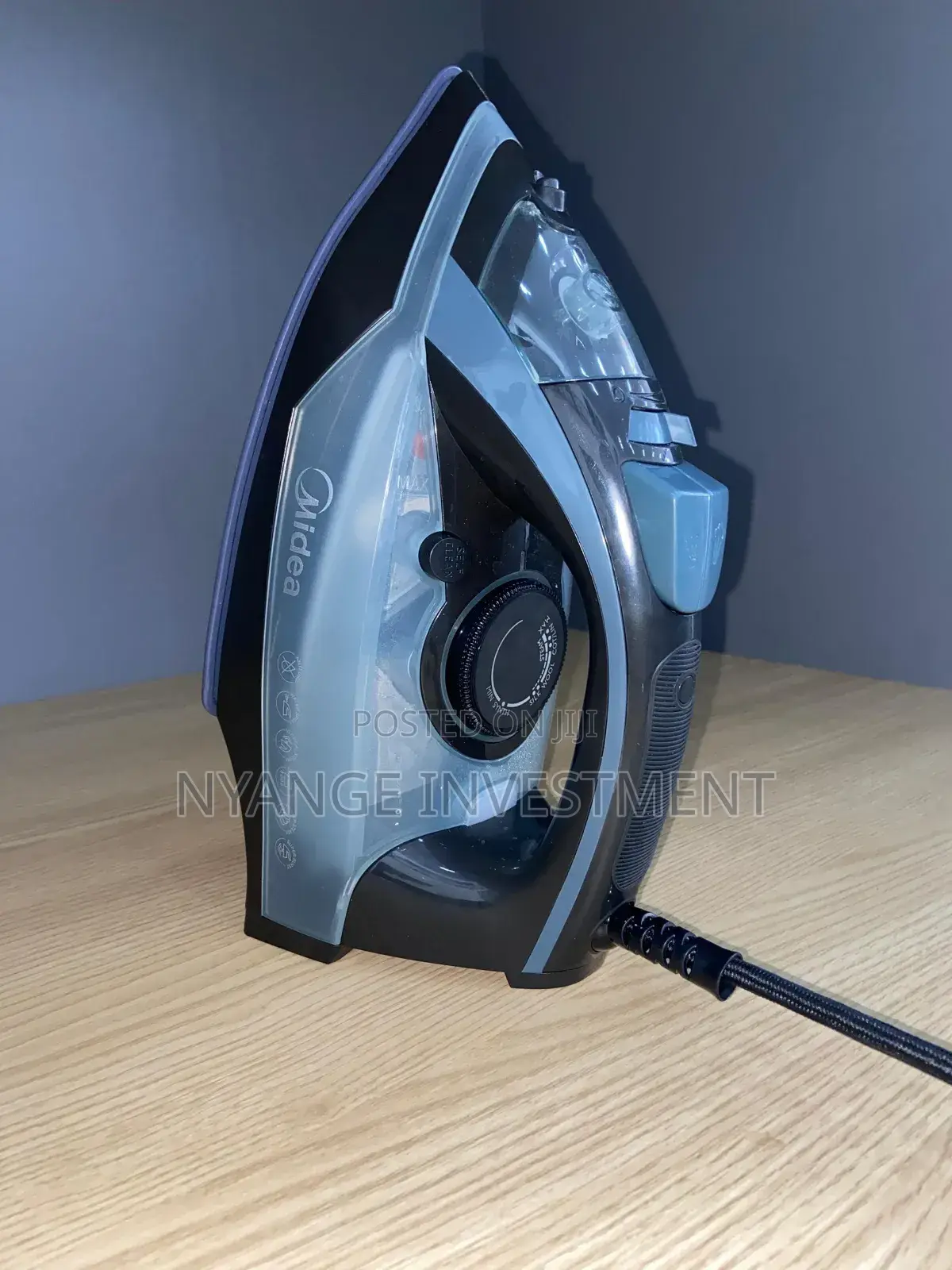 Steam Iron. Midea Steam Iron