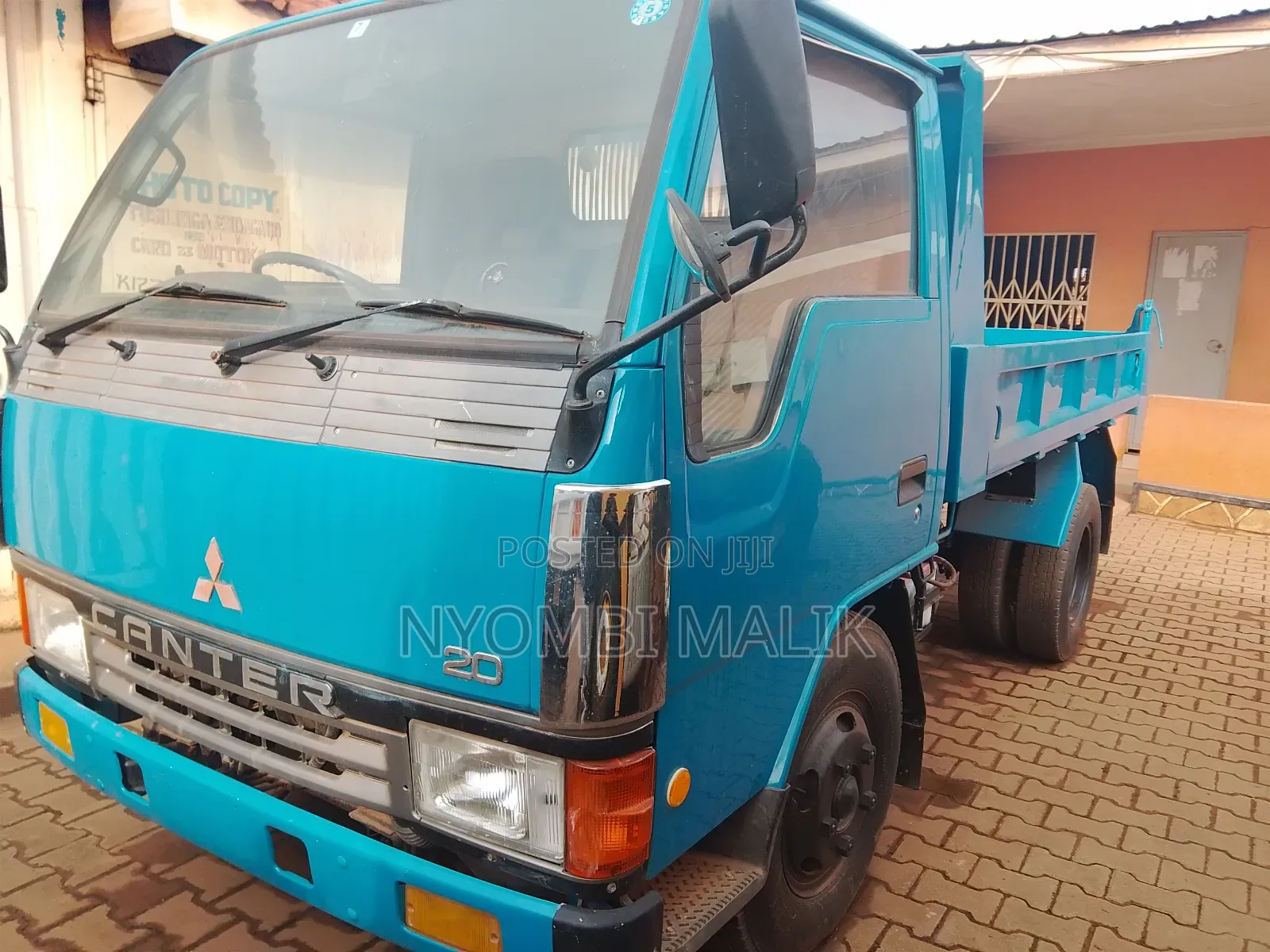 Mitsubishi Tipper 1989 Blue