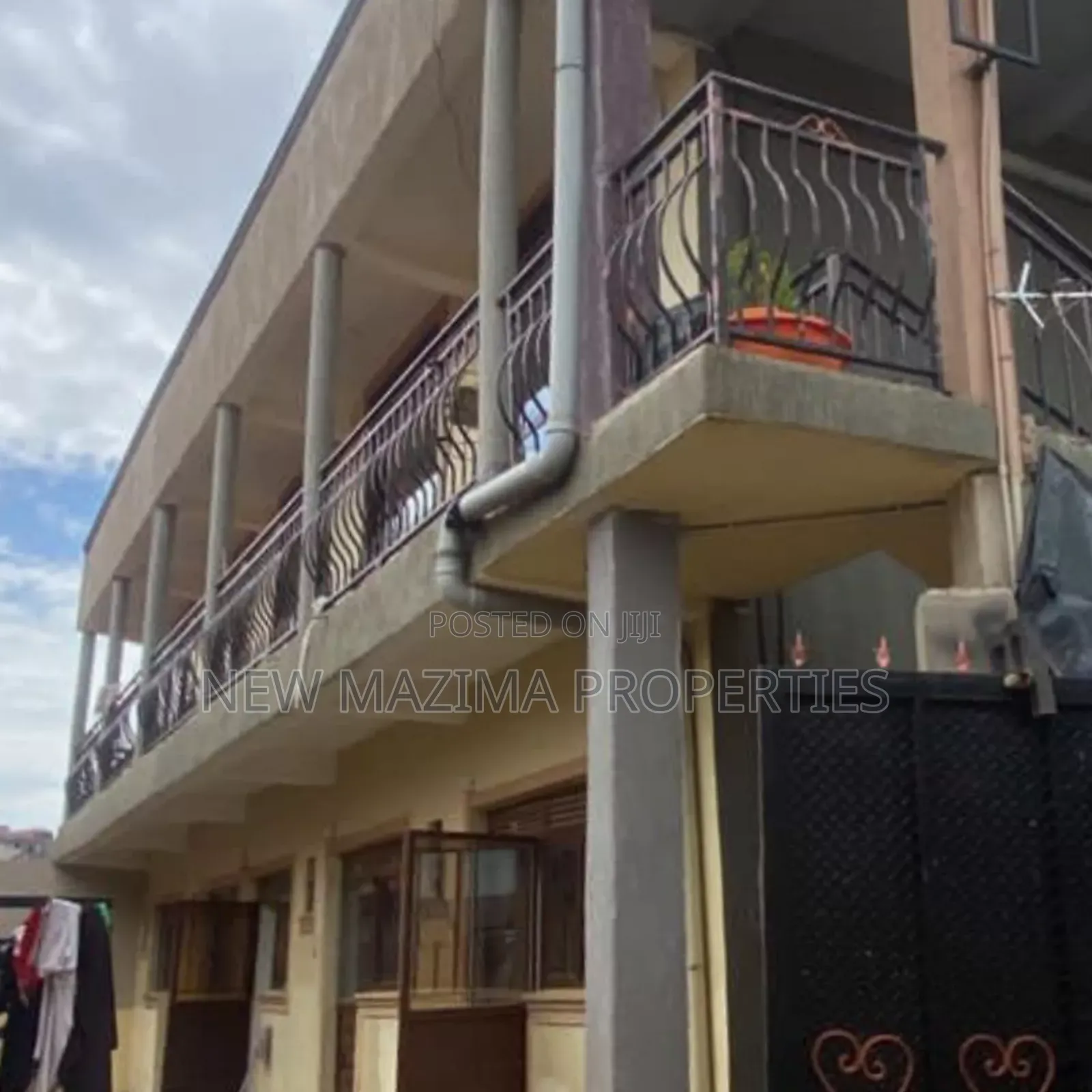 8bdrm Apartment in Kansanga, Central Division for sale