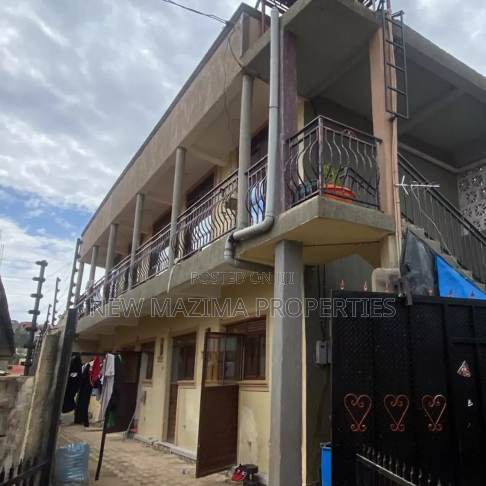 8bdrm Apartment in Kansanga, Central Division for sale