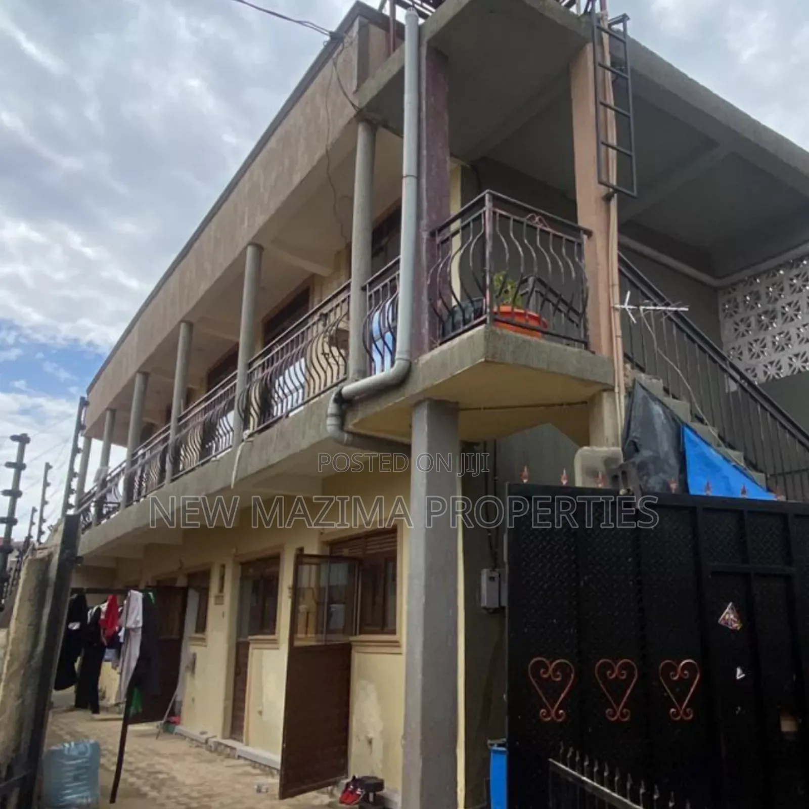 8bdrm Apartment in Kansanga, Central Division for sale