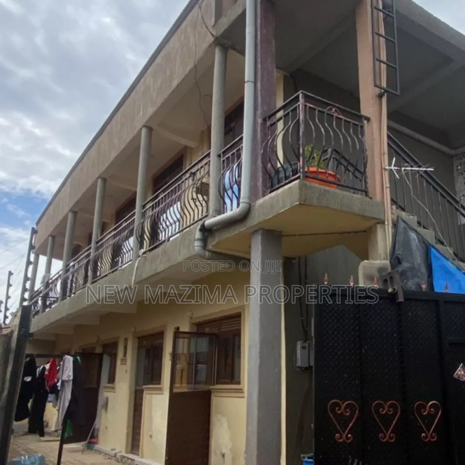8bdrm Apartment in Kansanga, Central Division for sale