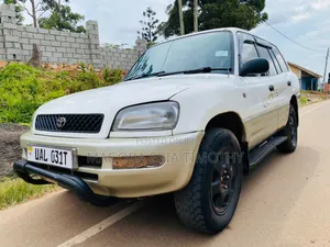 Photo - Toyota RAV4 1997 White