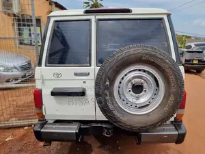 Toyota Land Cruiser Prado 2010 White