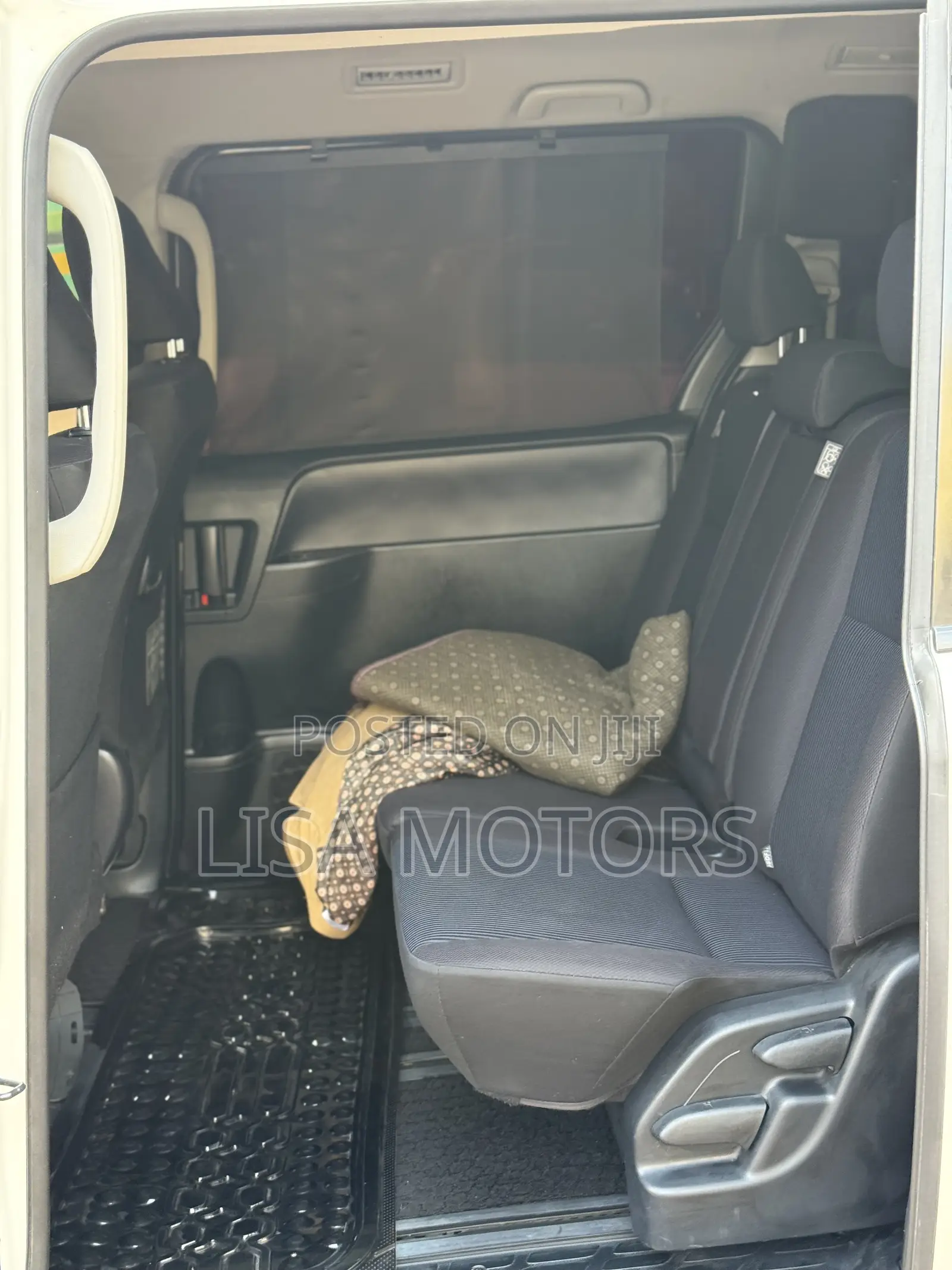 Toyota Noah 2.0 AWD (8 Seater) 2015 White