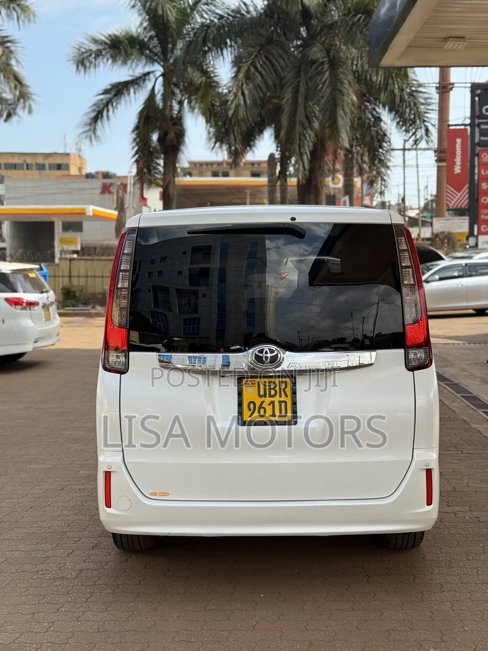 Toyota Noah 2.0 AWD (8 Seater) 2015 White