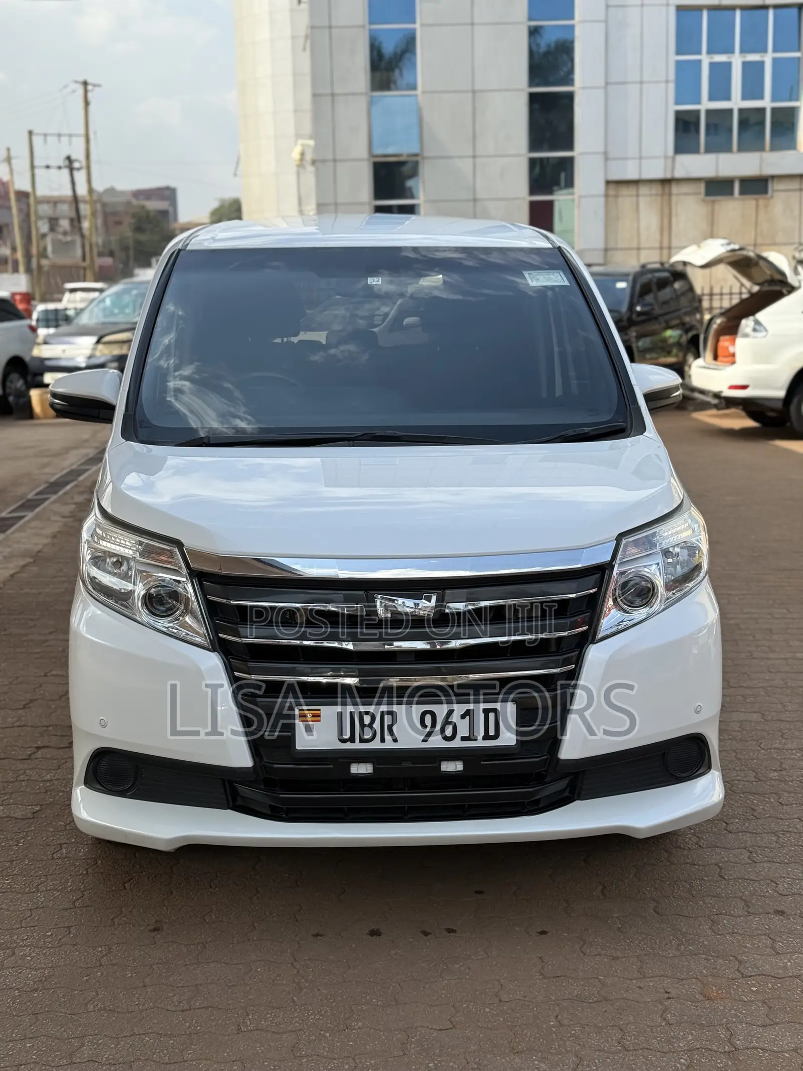 Toyota Noah 2.0 AWD (8 Seater) 2015 White
