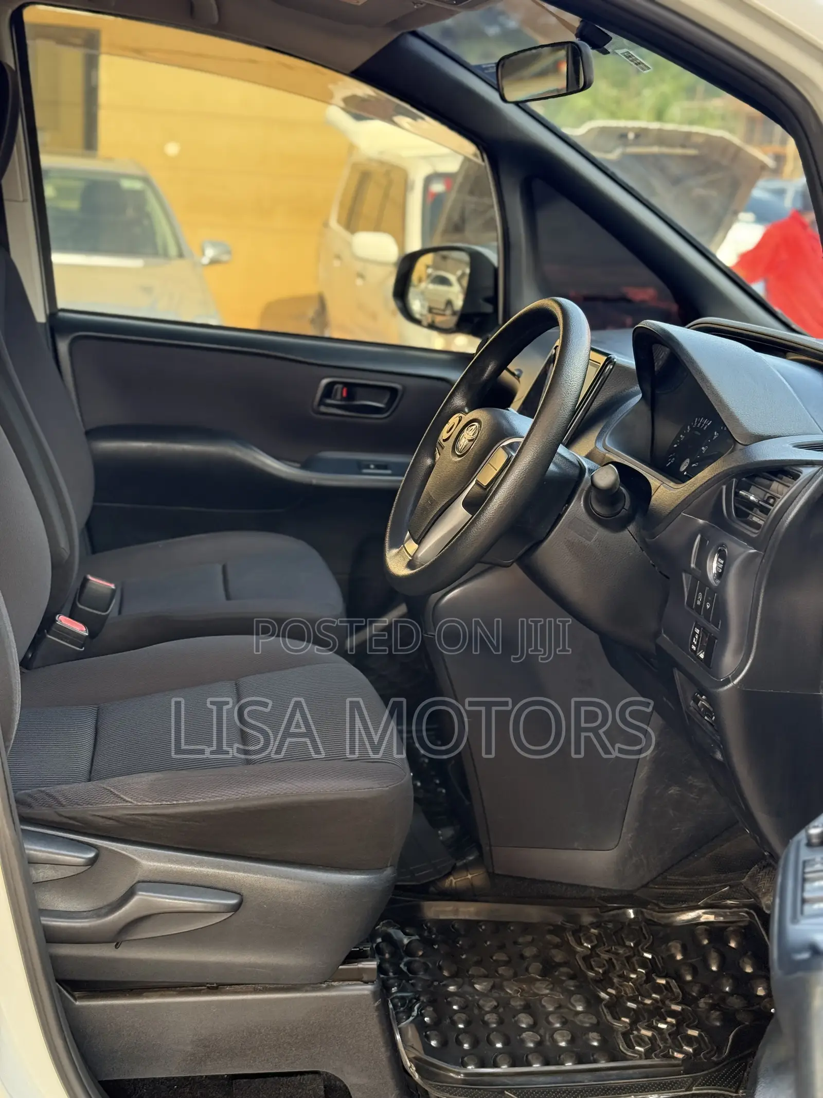 Toyota Noah 2.0 AWD (8 Seater) 2015 White