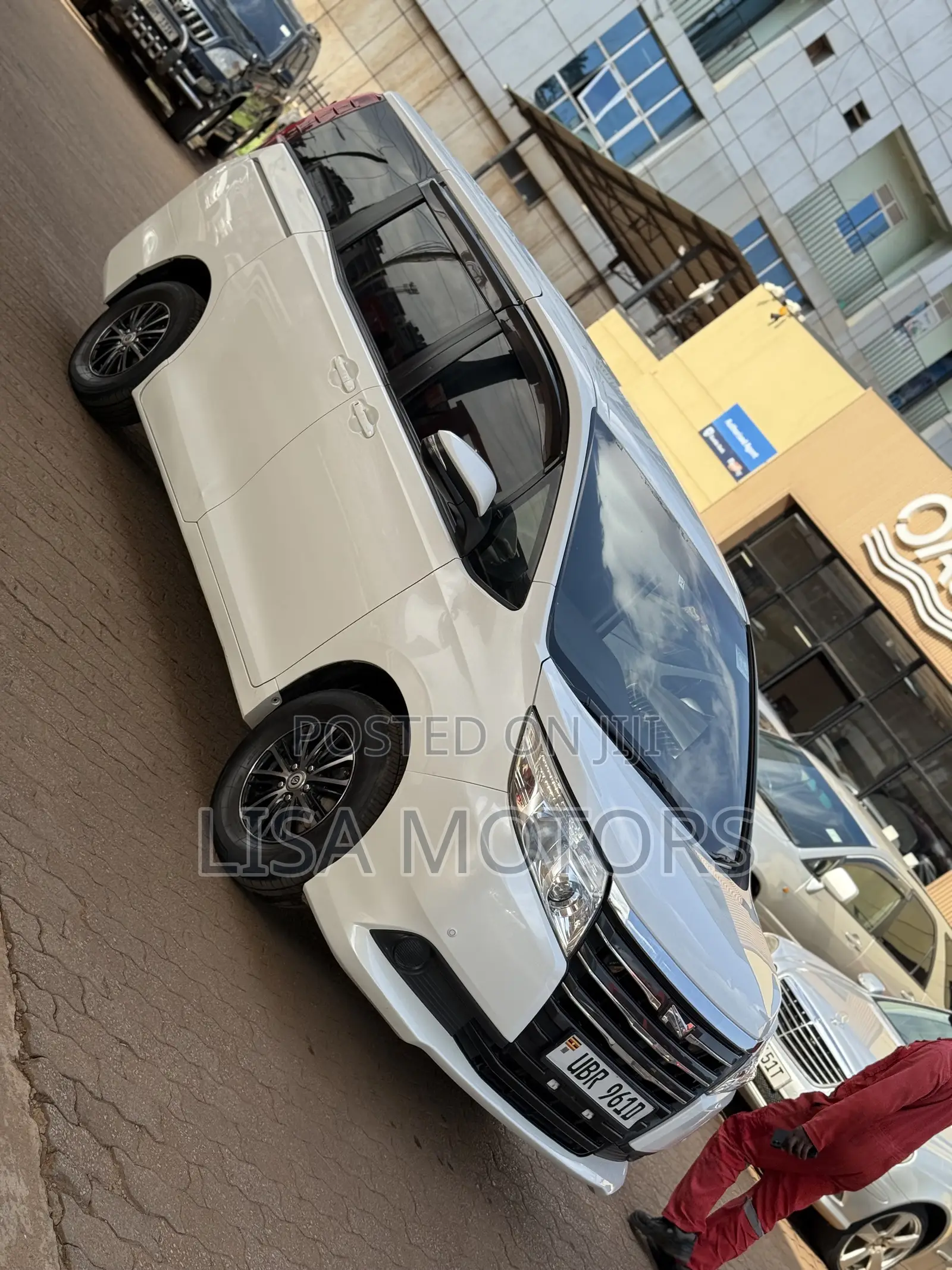 Toyota Noah 2.0 AWD (8 Seater) 2015 White