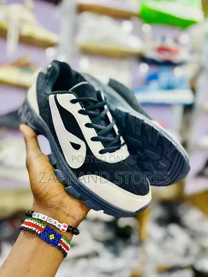 Photo - New Classic Lace Close Sneaker