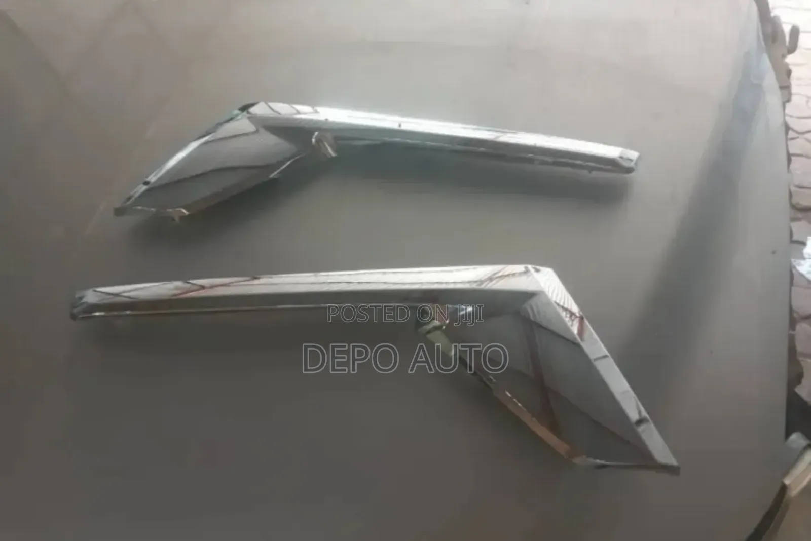 L/C Fj200 2016 Headlamp Mouldings