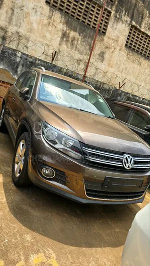 Photo - Volkswagen Tiguan SE 4Motion 4dr SUV AWD (2.0L 4cyl Turbo 6A) 2014
